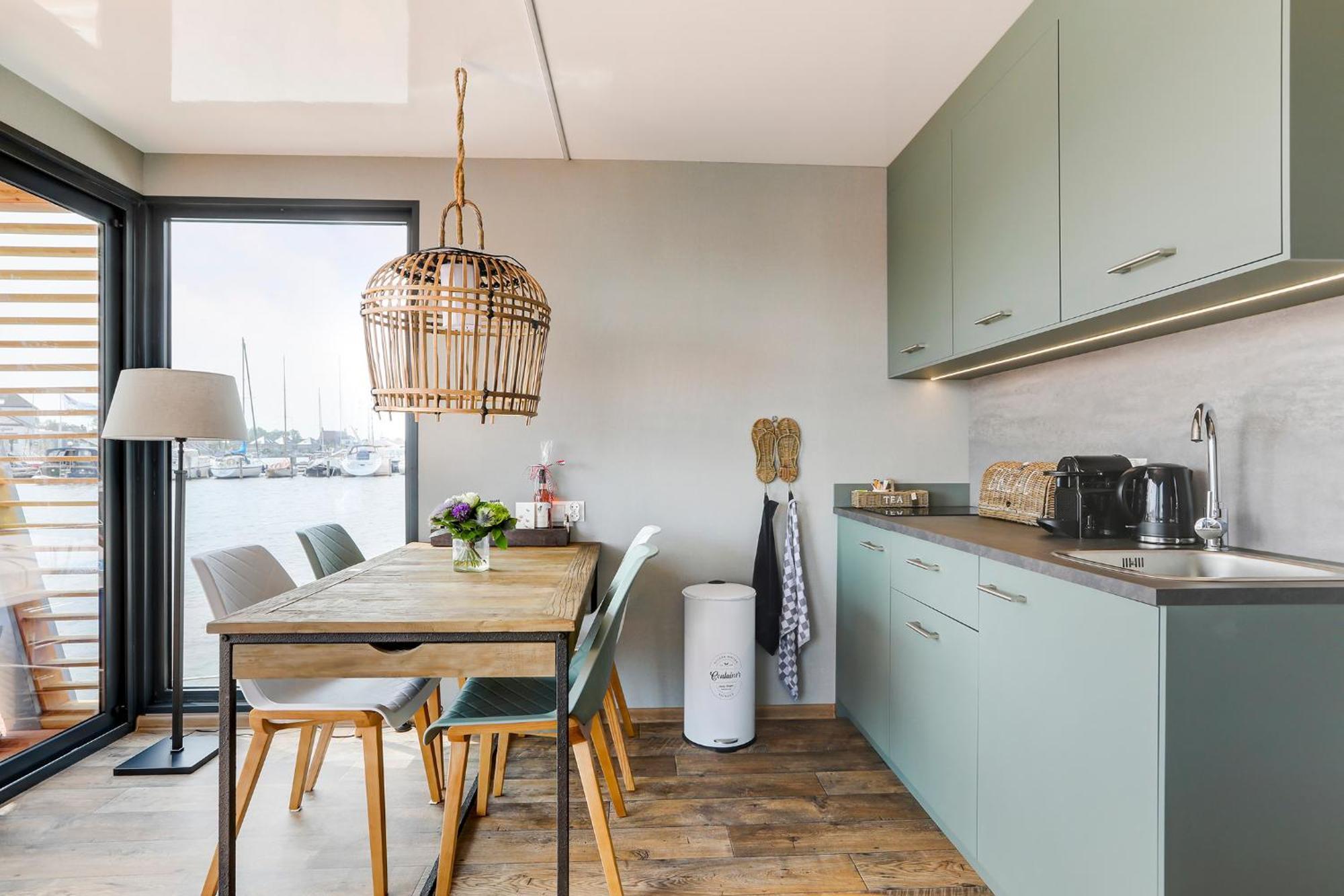 Botel Luxe Houseboat Smuk *