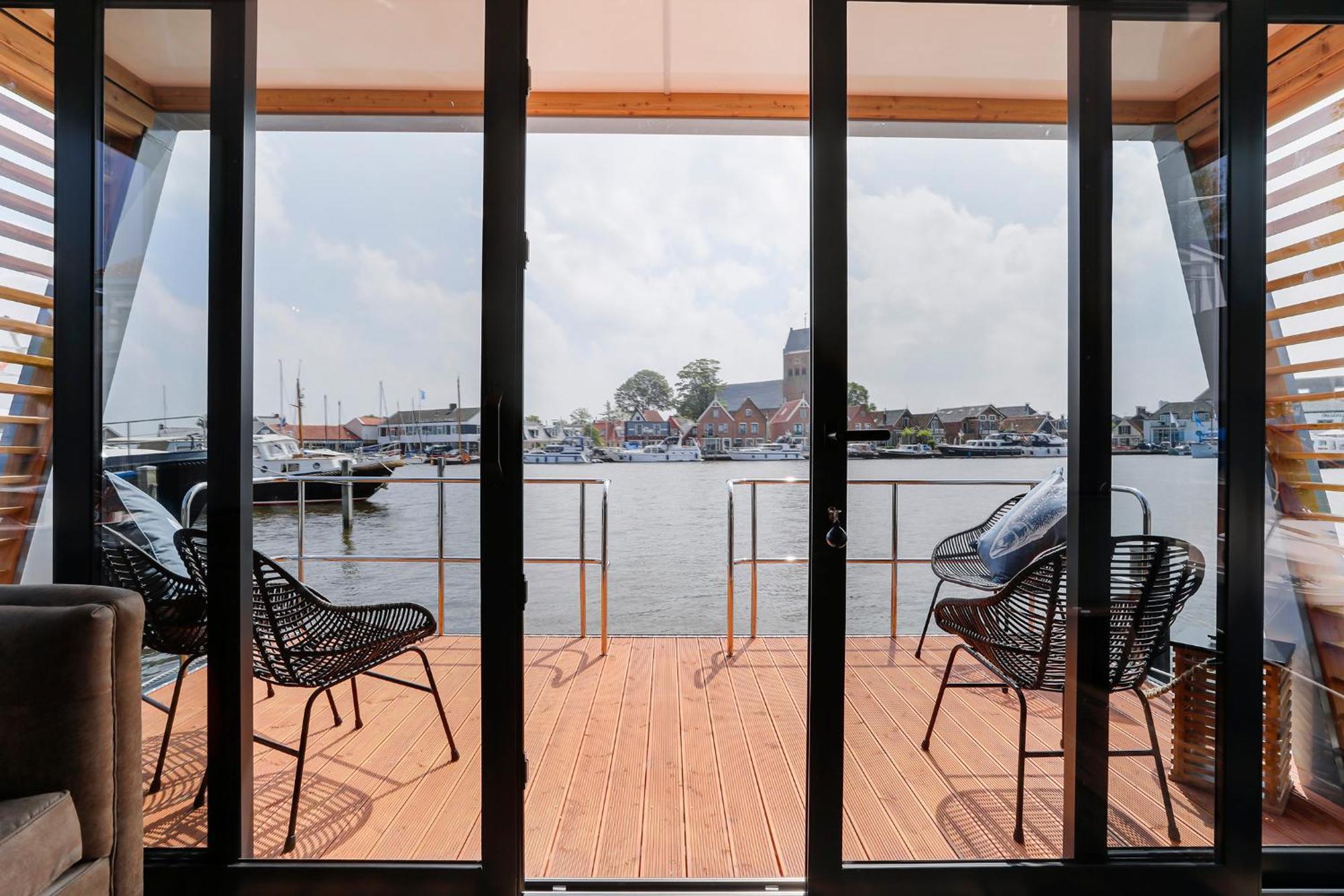 Botel Luxe Houseboat Smuk