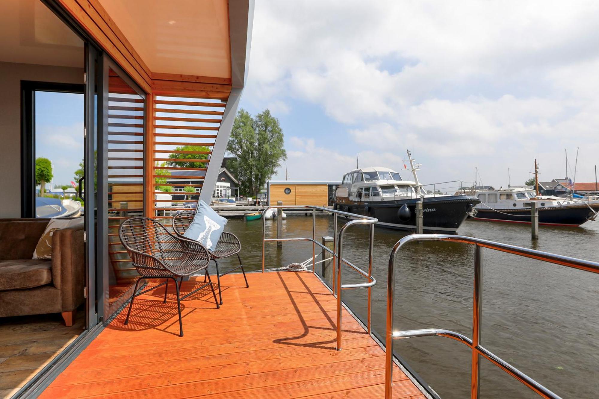 Luxe Houseboat Smuk Botel