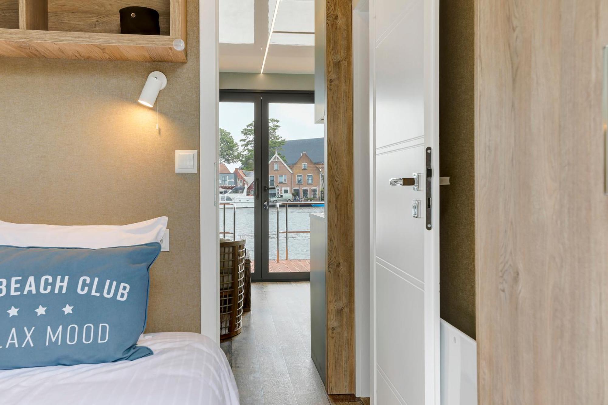 Luxe Houseboat Smuk * Grou